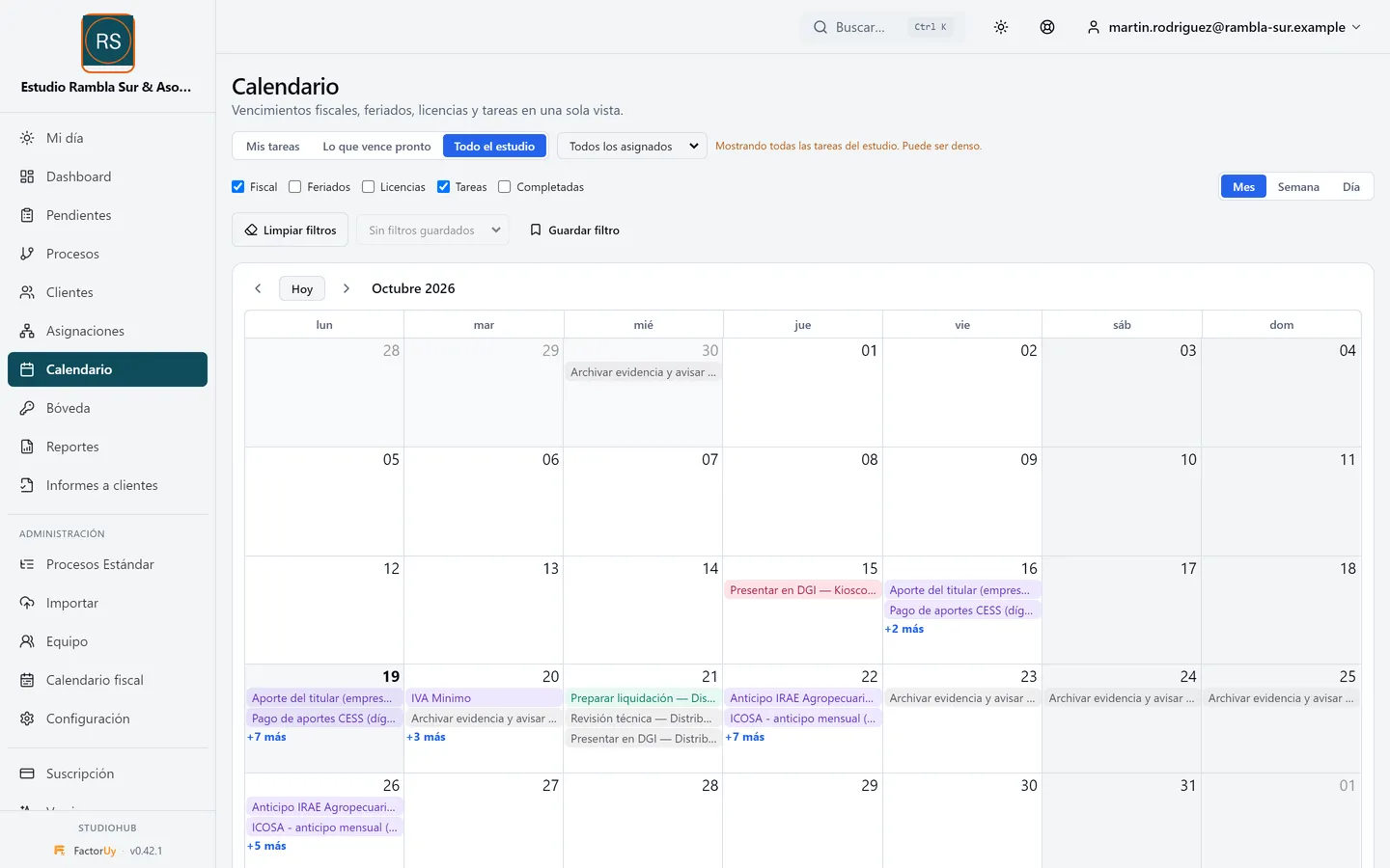 Calendario mensual de StudioHub con los vencimientos fiscales y las tareas de los clientes del estudio.