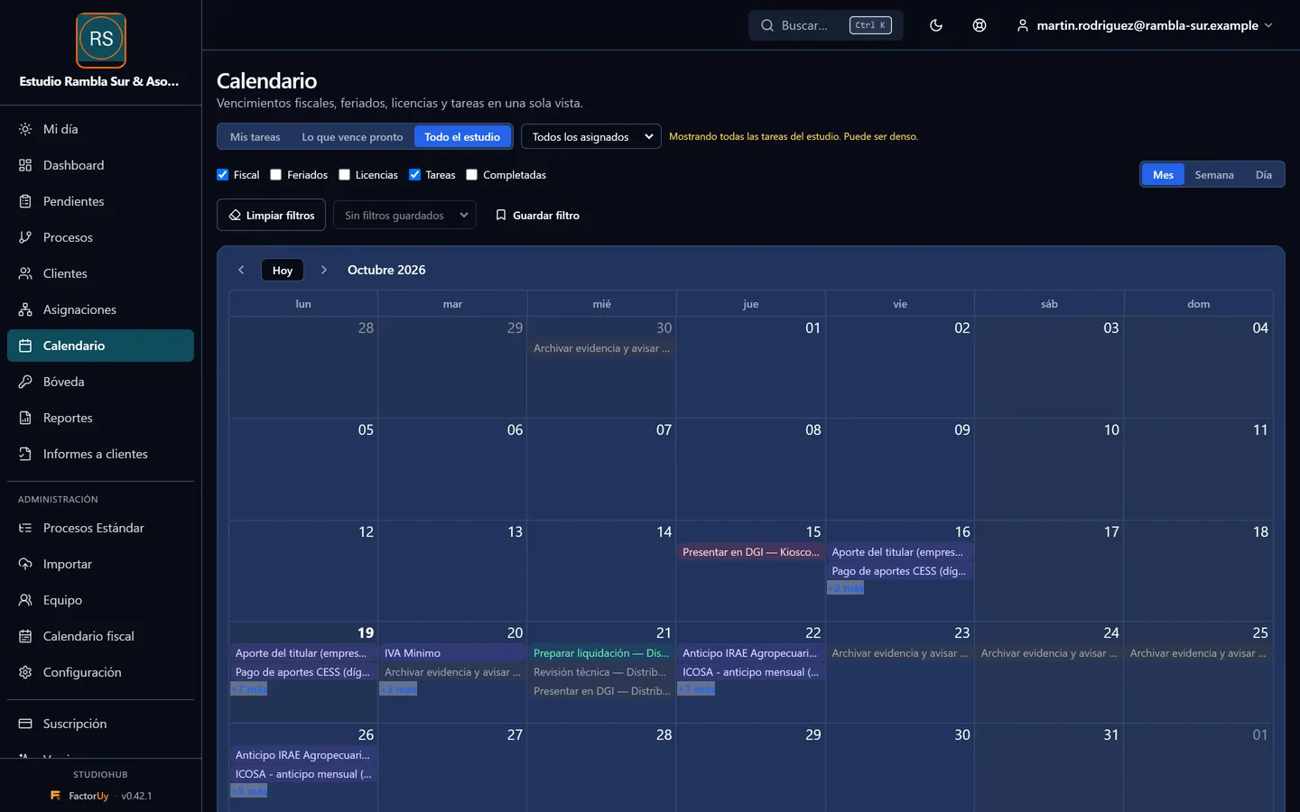 Calendario mensual de StudioHub con los vencimientos fiscales y las tareas de los clientes del estudio.